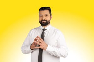 valentin florea in camasa cu mainile impreunate