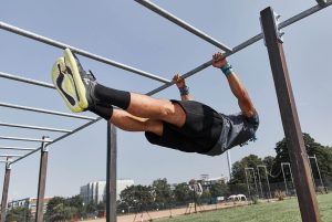 persoana care face exercitii calisthenics